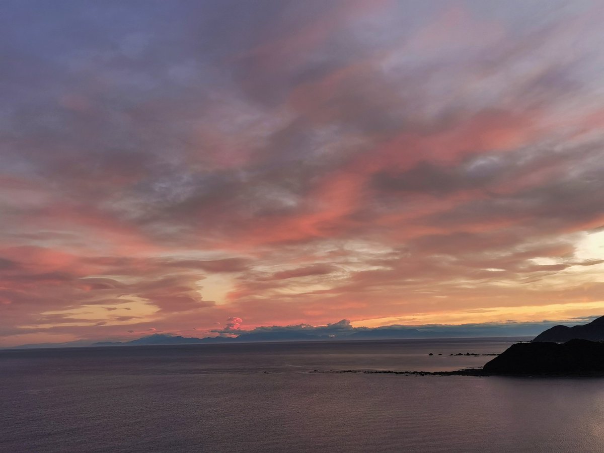WildBayNZ's tweet photo. The every Changing colours of tonights sunset over the Cook Strait from Moa Point. It's been a while since I saw so much of the South Island. @WeatherWatchNZ #Evening #Sunset #CookStrait #MoaPoint #WeatherWatch https://t.co/PEYM5j2uRZ