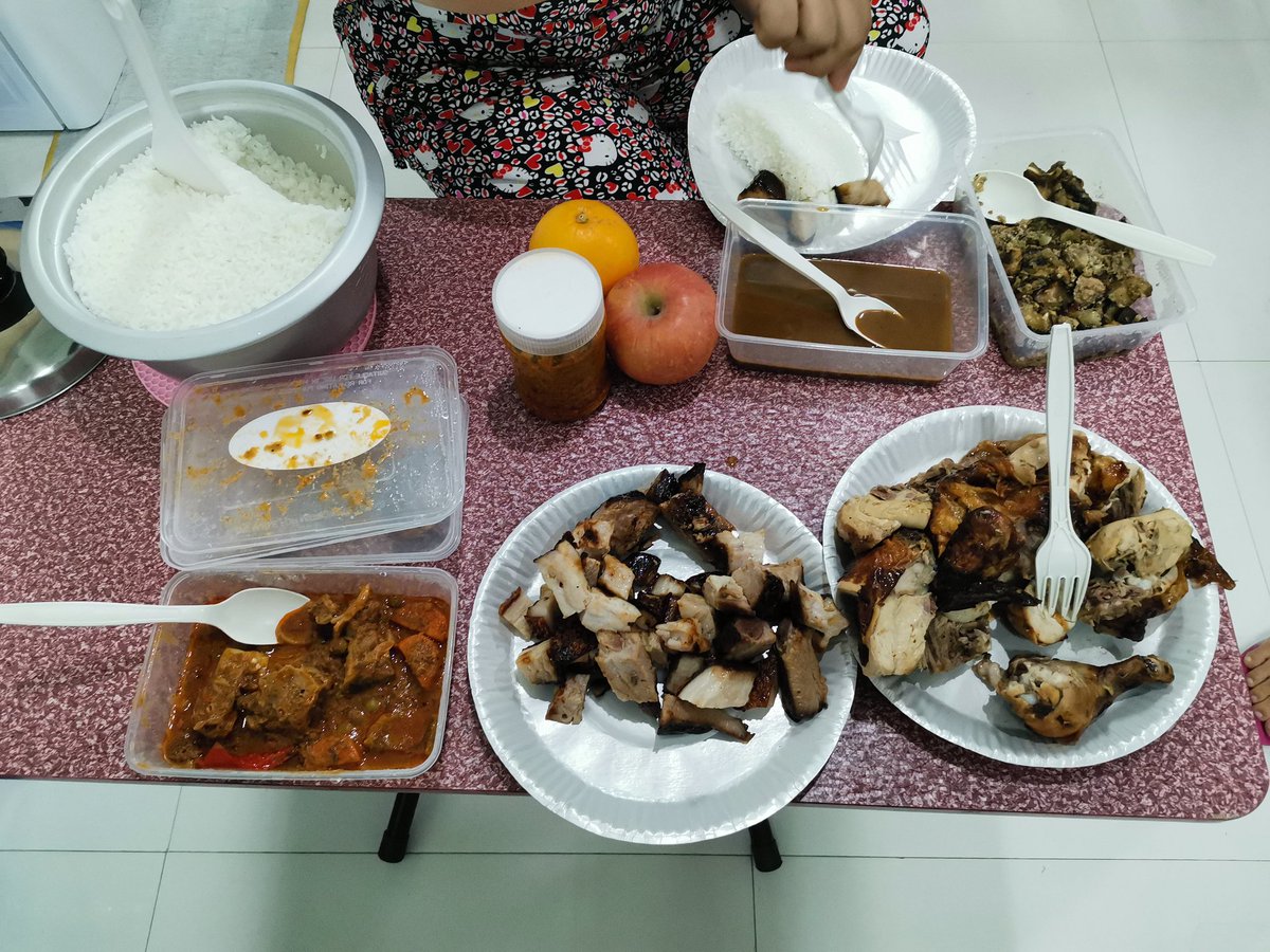 tisoy_chinito18's tweet photo. Siguro naman deserve namin tong food na toh.. Nakakapagod na rin kasi Pampa alis na lang talaga ng stress tong ganitong food.. Hayyy.. Tara po kain ❤️
#offdutynurses #CovidWarriors #bawalnalumabas #foodfortheneedy https://t.co/eOMcruBMqx