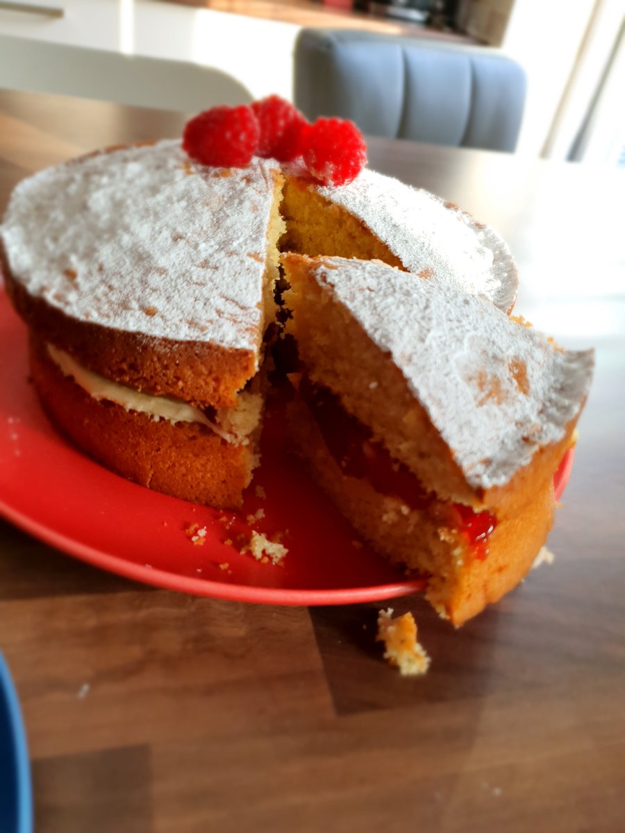 sueburtonDCN's tweet image. Hmmmmm this is not a good start to me behvaing with my food on my weeks annual leave #officechallenge  #failedatfirsthurdle #kidsbaking #itsaconspiracy