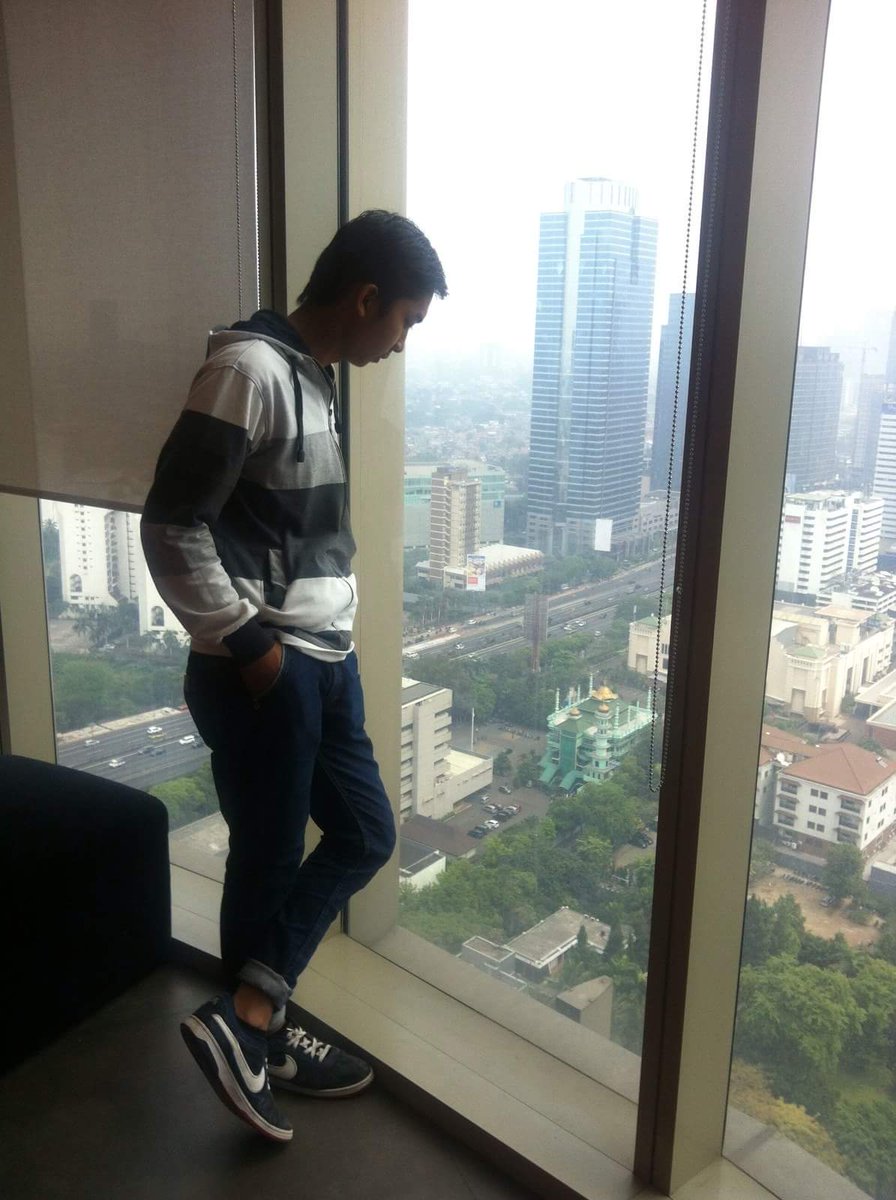 Jangan melihat seseorang dari masa lalunya. Seseorang yang memiliki masa lalu buruk, kadang mampu menciptakan masa depan indah.