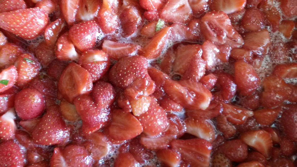PresseKraemer's tweet photo. #acte III #confiture #fraise terminée et en bocal #confituredefraise #fragole #cuccina #dessert https://t.co/WPPSnVFjnZ
