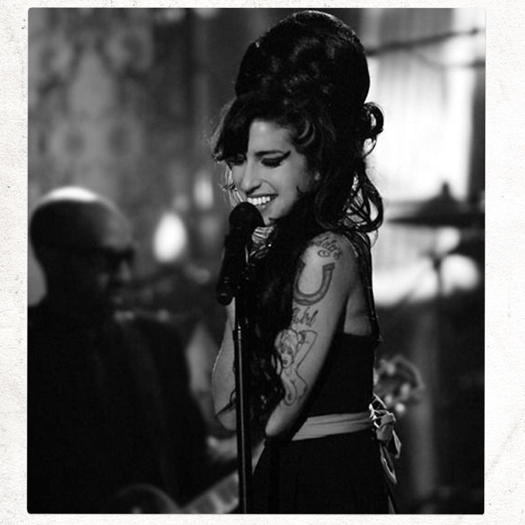Amy Winehouse on X: "Amy, smiling mid-performance, at the MTV Movie Awards in 2007. 🖤 https://t.co/jO73SV5CRh" / X