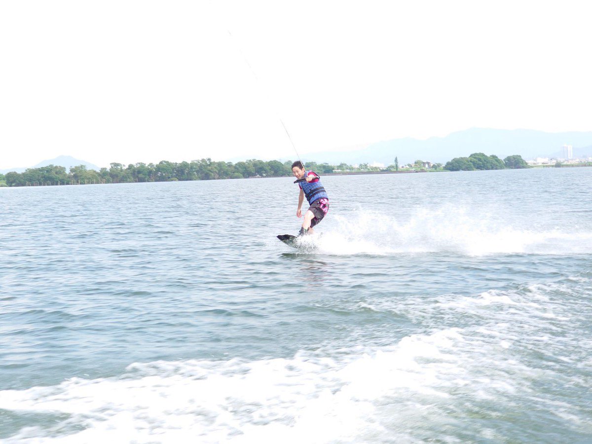 icenj7's tweet photo. 昨日は人生初のSUPからの久々ウェイクボード！！
SUPの #レイクリゾートマリン さん！
ウェイクの #ドゥンパス さんありがとうございました！
どちらも親切に教えて頂き凄く楽しかったです！
また遊びに行きますね٩( 'ω' )و
#滋賀 #琵琶湖 #ウェイクボード #SUP https://t.co/J9gxkSYq4v