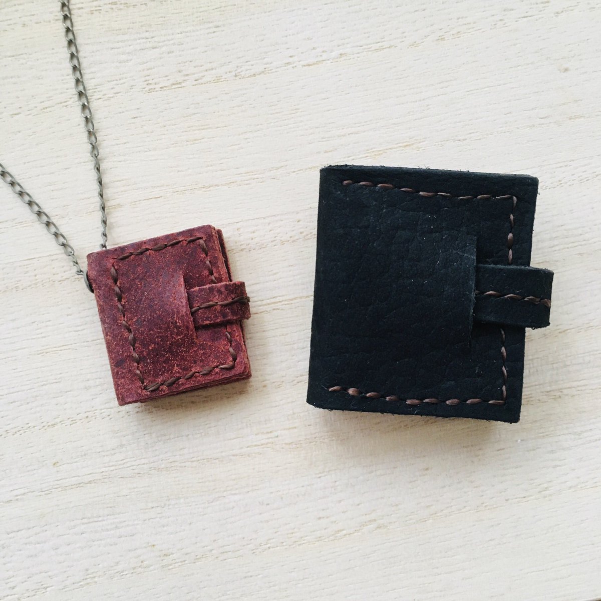 Ri_born's tweet photo. BOOK型ロケットペンダントの試作中🤔

革が厚いと今まで(左)のサイズだとパツパツになってしまうので、サイズを大きくしてみました◎ https://t.co/h68oRsKpU6