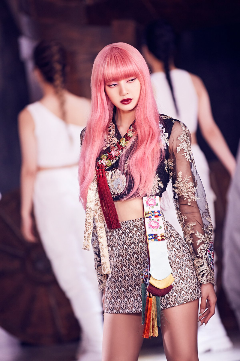 Look at LisaIt seems that time has stopped…Is it just me, no…?You overwhelm the atmosphere with just your gaze!Hanbok looks really really perfect on you ☾ ｡ ﾟ·