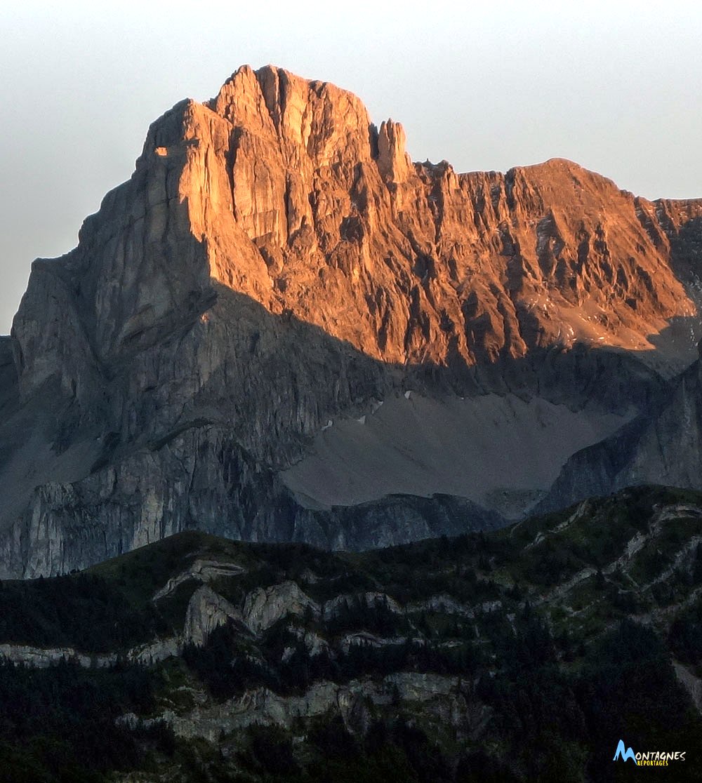 MontagnReportag's tweet image. Fin de journée sur la face NO de l'Obiou #Devoluy #montagne #mountains 🏔️
