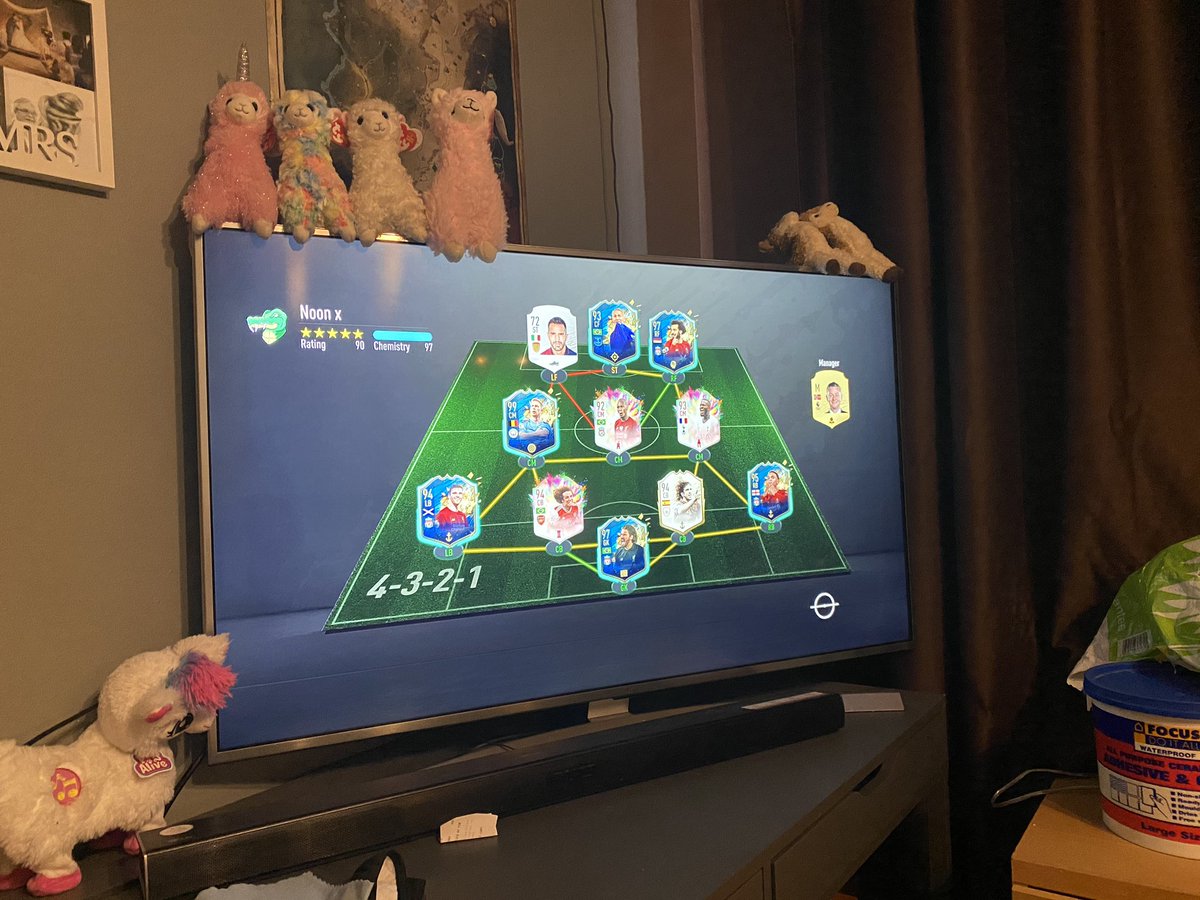 Keepercrouch's tweet photo. Dear @EASPORTSFIFA what the f**k is wrong with your match making system? Played 5 games and got killed like 12-0 and 13-0 then got ranked to division 9 and still get teams with this? How can someone that doesn’t want to spend £1,000,000 on packs compete? https://t.co/lbC2YXgeKs