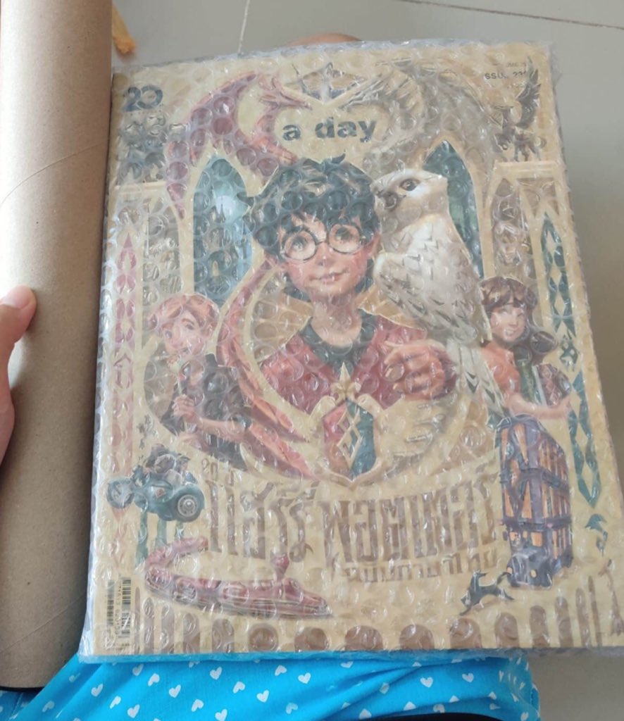 AkiraAkkara's tweet photo. เพิ่งได้ เล่มฟรีมา 1 เล่ม สำหรับ คนที่ถูกสัมภาษณ์เป็น Subject ในเล่ม #aday239 ขอบคุณที่มาสัมภาษณ์และทำหมวกคัดสรรในคอลัมน์ของเราตกหล่นครับ 555 เลยได้โปสเตอร์มาอันนึงด้วยเลยเป็นคำขอโทษ https://t.co/EYsOV7OxkM