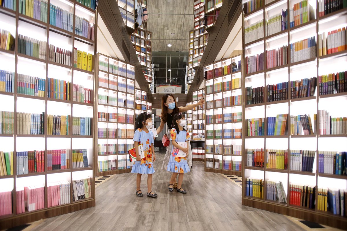 ChinaDaily's tweet photo. Summer #vacation is here! Bookstores with unique interior designs have attracted lots of students for their feel-good vibes. The tranquil atmosphere provides the much needed calm for literary souls to indulge in good #books. https://t.co/SVs8pfpVLz