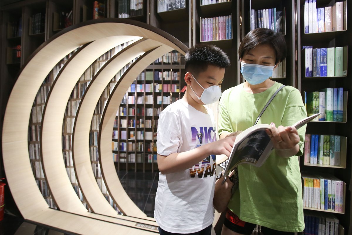 ChinaDaily's tweet photo. Summer #vacation is here! Bookstores with unique interior designs have attracted lots of students for their feel-good vibes. The tranquil atmosphere provides the much needed calm for literary souls to indulge in good #books. https://t.co/SVs8pfpVLz