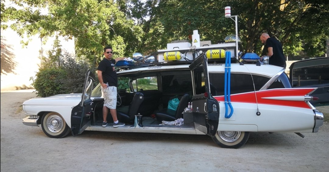 gui_home_PR1's tweet photo. Quel souvenir lorsqu'il y a un an je nettoyais la réplique d'ecto 1 pour une immense parade de #voitures #star. #revsc #ghostbusters #ecto1 @VoituresStars https://t.co/Z964gR8Hzg