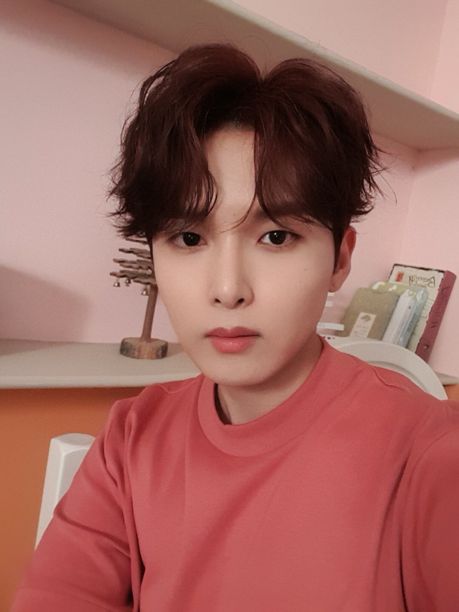 byeolbom1106's tweet photo. 200720 고독방 려욱❤️

점점 내려가는 각도...ㅋㅋㅋ

#려욱 #RYEOWOOK https://t.co/atdY0bUQPb