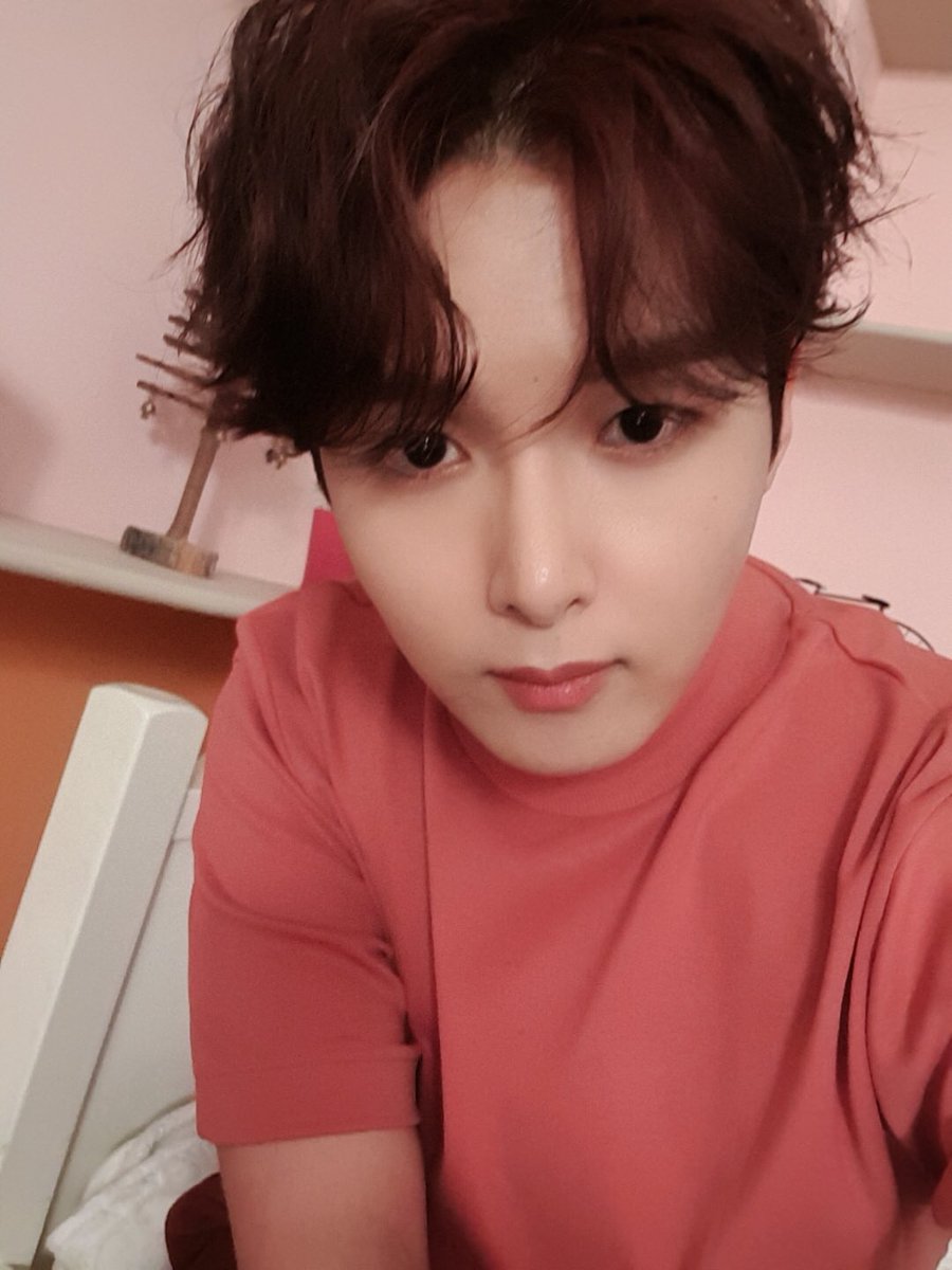 byeolbom1106's tweet photo. 200720 고독방 려욱❤️

점점 내려가는 각도...ㅋㅋㅋ

#려욱 #RYEOWOOK https://t.co/atdY0bUQPb