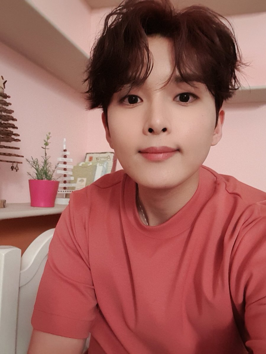 byeolbom1106's tweet photo. 200720 고독방 려욱❤️ 

오늘 10장 완벽하다😆❤️

#려욱 #RYEOWOOK https://t.co/rvFMwNoyLn