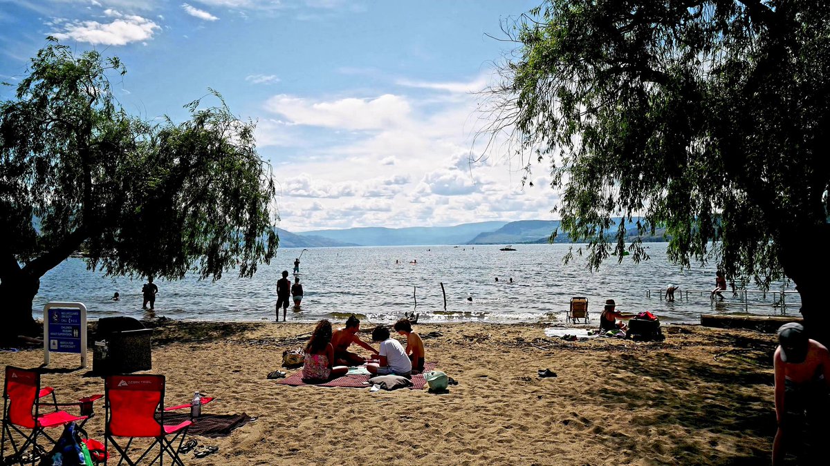 PortlyTravelle1's tweet photo. Are you ready for the beach? Kelowna Beach on Okanagan lake. https://t.co/GaUOhOLD9D see from Kelowna. #kelowna #okanagan #okanaganlake #britishcolumbia #lakelife #breachlife #beach #beachvibes #beachvibes #canada https://t.co/cVXupVi2WF