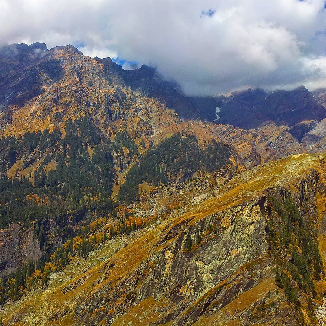 Autumn is a second spring when every leaf is a flower. - Albert Camus

Kullu valley autumn.

#traveladventure #travelstories #himalaya #himachal #bustrip #kulluvalley