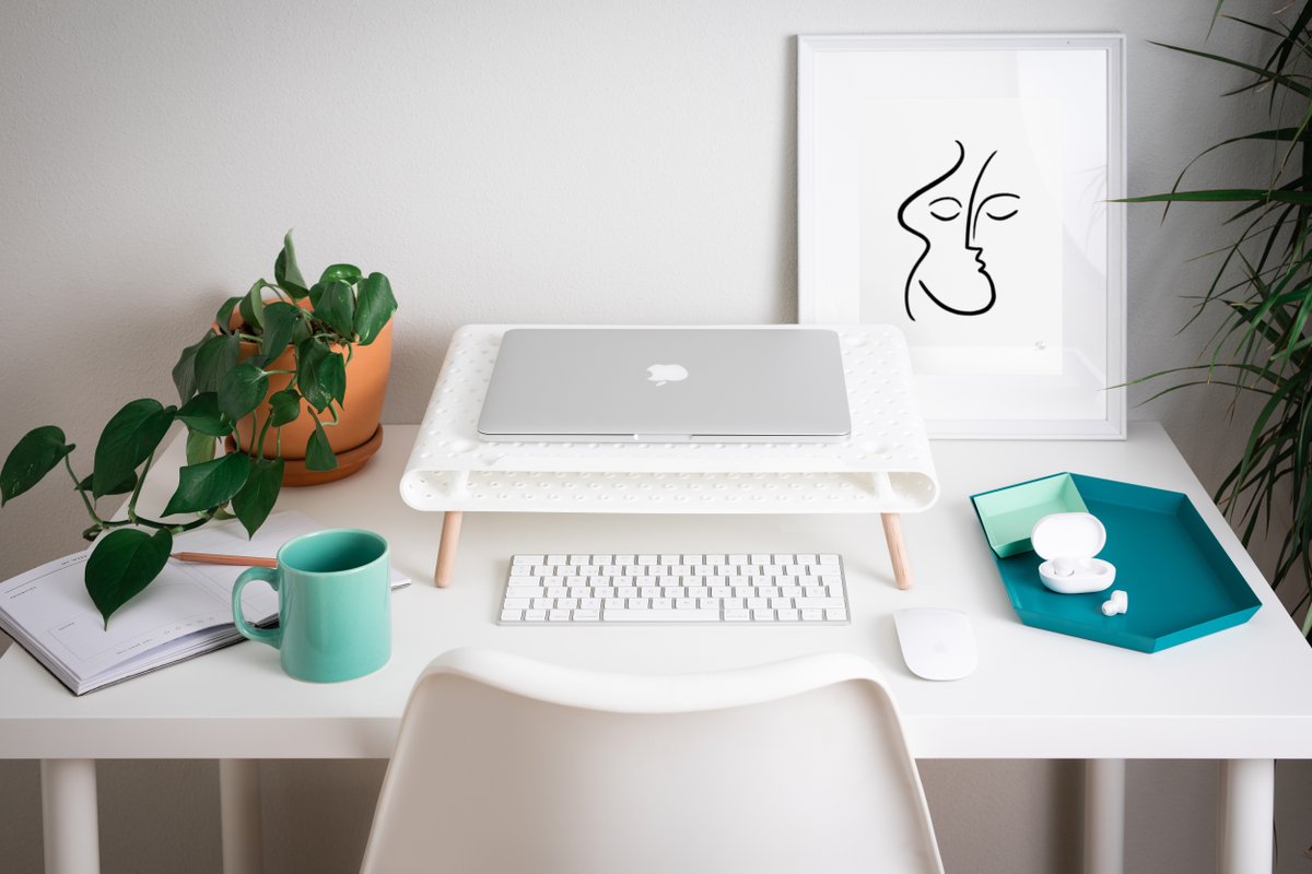 wearefaberin's tweet photo. ¡Baterías puestas para empezar un nuevo día! 🔋
Un buen café, una planta y por supuesto nuestro BF0205 que le da un toque personalizado a tu espacio de trabajo 💻
#decoration  #Ilovefaberin #faberininhome #workingfromhome #inspiration #homeoffice #design #slowlife https://t.co/rUO3jFinwK