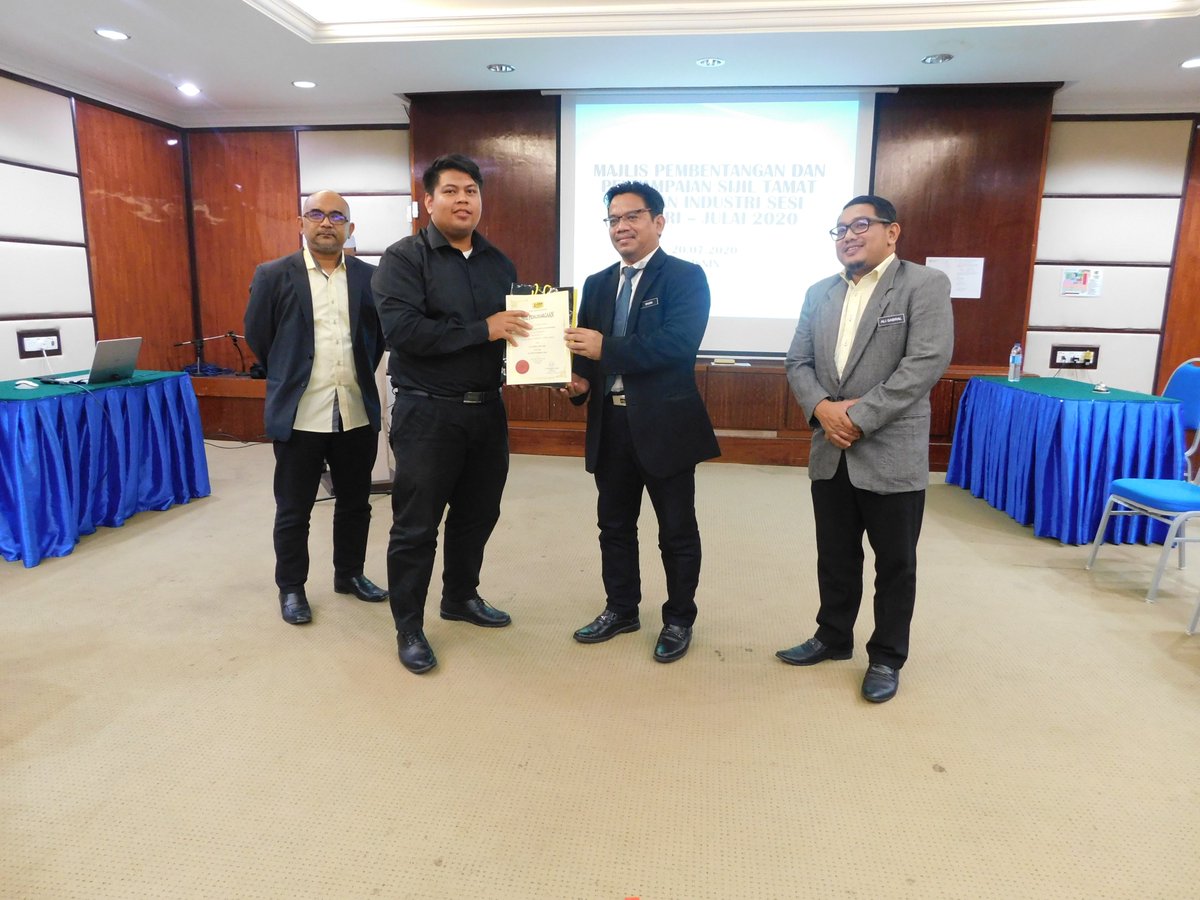 JKRKESEDAR's tweet photo. Majlis Pembentangan &amp; Penyampaian Sijil Tamat Latihan Industri. Pembentangan diadili 3 Juri tetap dihadapan Ybrs Tn. @Irshukriishak Tahniah kepada Pelajar yang terpilih sebagai pelatih terbaik bagi sesi ini.

@sifu7959 @SabralAli @1ukmanhakim @JKRMalaysia @Zulakmal8 @MOWorks https://t.co/CO8lYrIIaZ