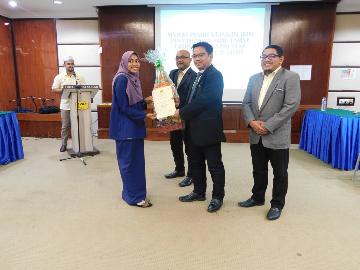JKRKESEDAR (@jkrkesedar) on Twitter photo Majlis Pembentangan & Penyampaian Sijil Tamat Latihan Industri. Pembentangan diadili 3 Juri tetap dihadapan Ybrs Tn. <a href="/Irshukriishak/">Ir. Shukri Bin Ishak</a> Tahniah kepada Pelajar yang terpilih sebagai pelatih terbaik bagi sesi ini.
<a href="/sifu7959/">Saifulmizam</a> @SabralAli <a href="/1ukmanhakim/">lukman hakim</a> <a href="/JKRMalaysia/">JKR Malaysia</a> <a href="/Zulakmal8/">zulakmal</a> @MOWorks Majlis Pembentangan & Penyampaian Sijil Tamat Latihan Industri. Pembentangan diadili 3 Juri tetap dihadapan Ybrs Tn. <a href="/Irshukriishak/">Ir. Shukri Bin Ishak</a> Tahniah kepada Pelajar yang terpilih sebagai pelatih terbaik bagi sesi ini.
<a href="/sifu7959/">Saifulmizam</a> @SabralAli <a href="/1ukmanhakim/">lukman hakim</a> <a href="/JKRMalaysia/">JKR Malaysia</a> <a href="/Zulakmal8/">zulakmal</a> @MOWorks