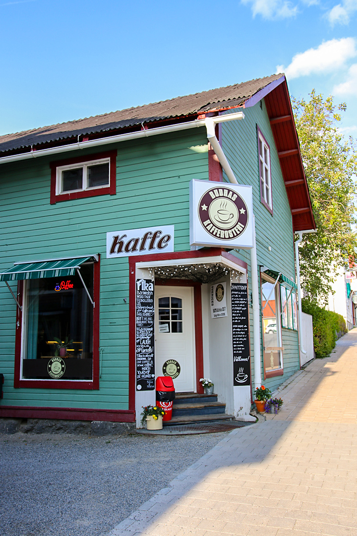 CampingSE's tweet photo. I Sverige tar vi fika på största allvar. Och under sommaren är suget som störst. På https://t.co/ijXfN72jYc hittar du en guide till några av landets många mysiga sommarfik. Självklart med tips på boende på campingplats också. ☕🍰 https://t.co/ofAgNB4sfY https://t.co/fXZWO0Ubbs