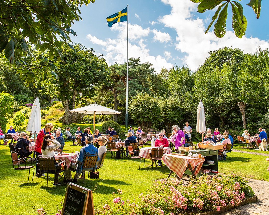 CampingSE's tweet photo. I Sverige tar vi fika på största allvar. Och under sommaren är suget som störst. På https://t.co/ijXfN72jYc hittar du en guide till några av landets många mysiga sommarfik. Självklart med tips på boende på campingplats också. ☕🍰 https://t.co/ofAgNB4sfY https://t.co/fXZWO0Ubbs