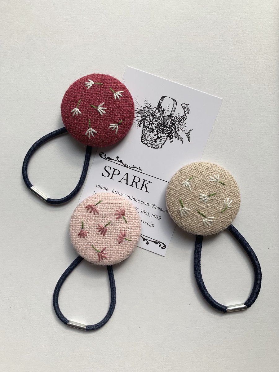 SPARK_handmade's tweet photo. minneにて新作UPしました♡
刺繍くるみボタンのヘアゴムです！

とってもお上品な仕上がり♡

minne https://t.co/Pr1Nnt26SU
creema https://t.co/TRKUdqzPCQ…
メルカリ https://t.co/Q2JefCIK23

#ハンドメイド #ハンドメイドアクセサリー #ヘアアクセサリー #刺繍 https://t.co/ZnUDyLSzP0