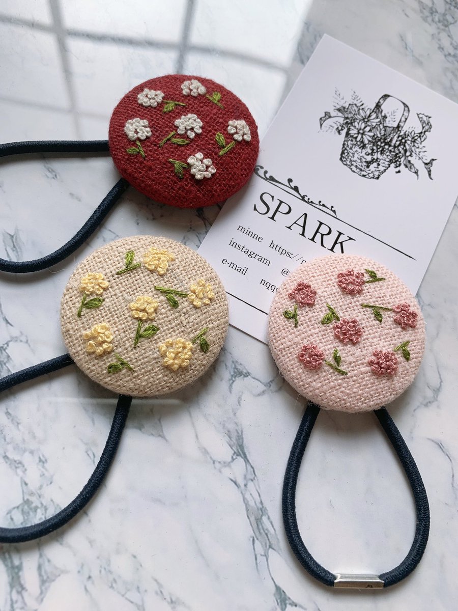 SPARK_handmade's tweet photo. minneにて新作UPしました♡
刺繍くるみボタンのヘアゴムです！

とってもお上品な仕上がり♡

minne https://t.co/Pr1Nnt26SU
creema https://t.co/TRKUdqzPCQ…
メルカリ https://t.co/Q2JefCIK23

#ハンドメイド #ハンドメイドアクセサリー #ヘアアクセサリー #刺繍 https://t.co/ZnUDyLSzP0
