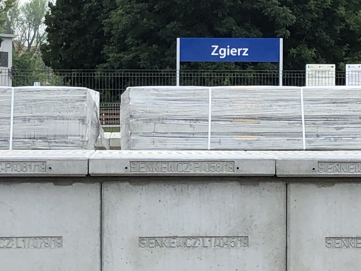 SienkiewiczMat's tweet photo. Pozdrawiamy Stacja Zgierz w budowie😎🚄🚅🚈
#SienkiewiczMatBud #budownictwo #beton #prefabrykaty #kolejnictwo #płytaperonowa #ściankaperonowa https://t.co/6Nms45AdY4