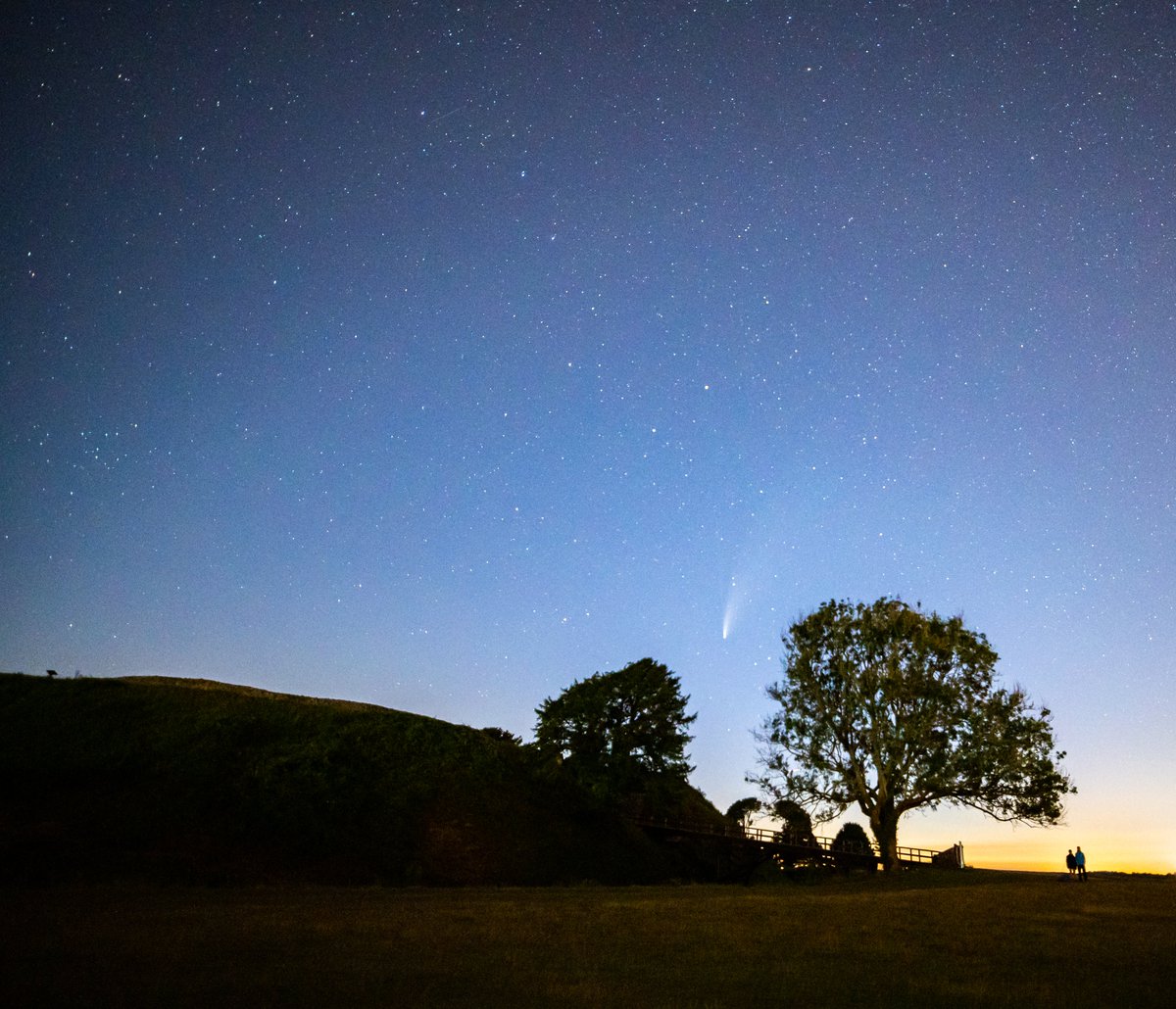 martinjamescook's tweet photo. Old Sarum, Salisbury at night @EHOldSarum @SalisburyCath #NEOWISE #NeowiseComet https://t.co/GL28ImWQUs