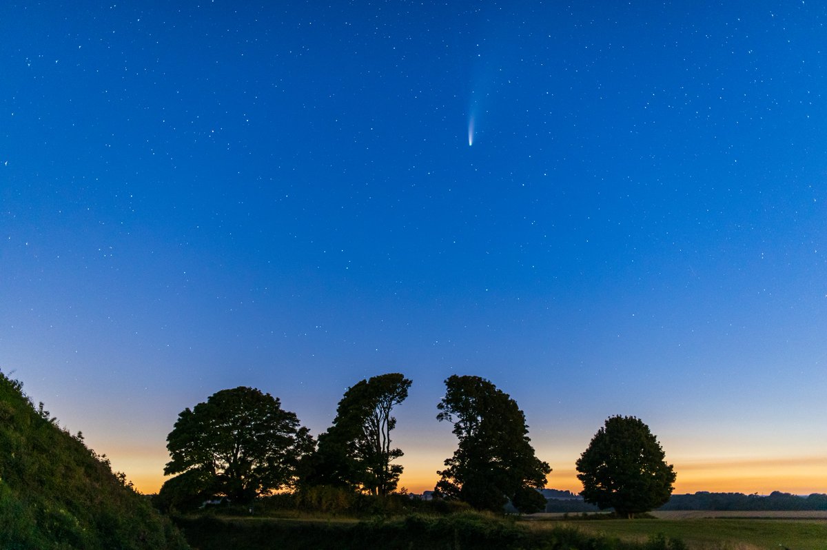 martinjamescook's tweet photo. Old Sarum, Salisbury at night @EHOldSarum @SalisburyCath #NEOWISE #NeowiseComet https://t.co/GL28ImWQUs
