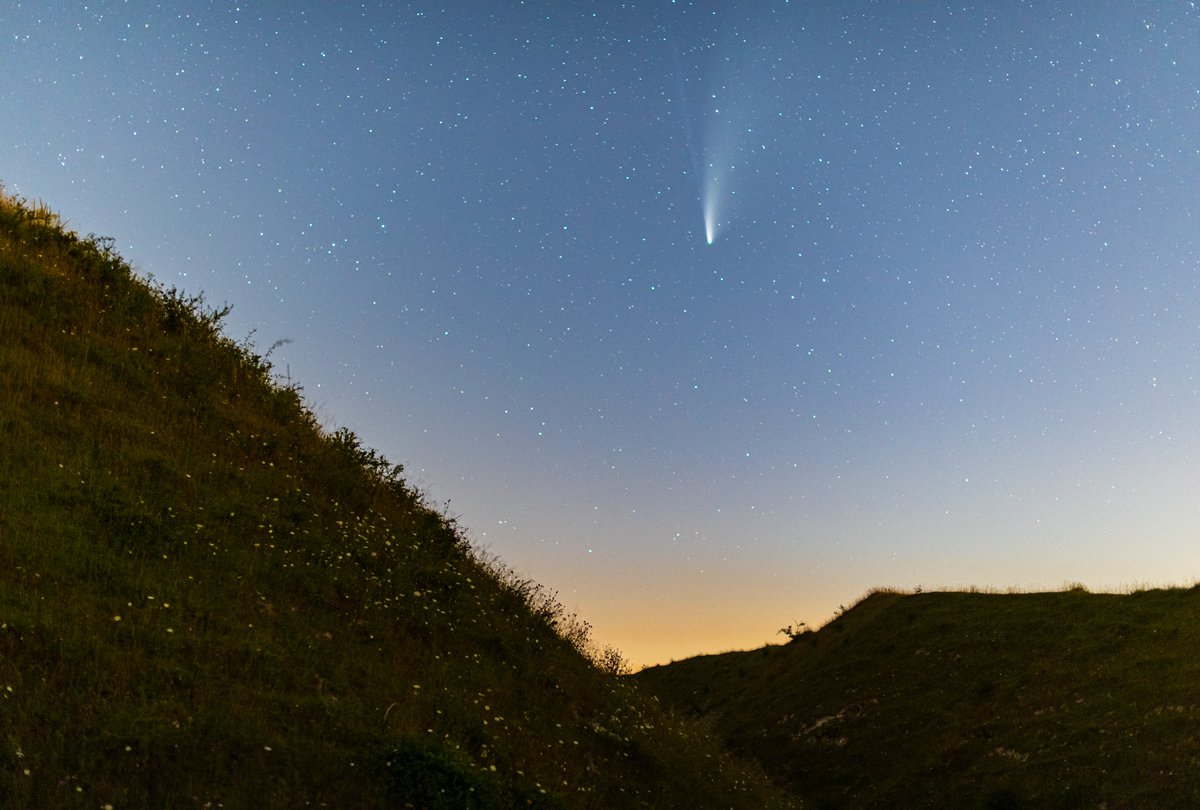 martinjamescook's tweet photo. Old Sarum, Salisbury at night @EHOldSarum @SalisburyCath #NEOWISE #NeowiseComet https://t.co/GL28ImWQUs