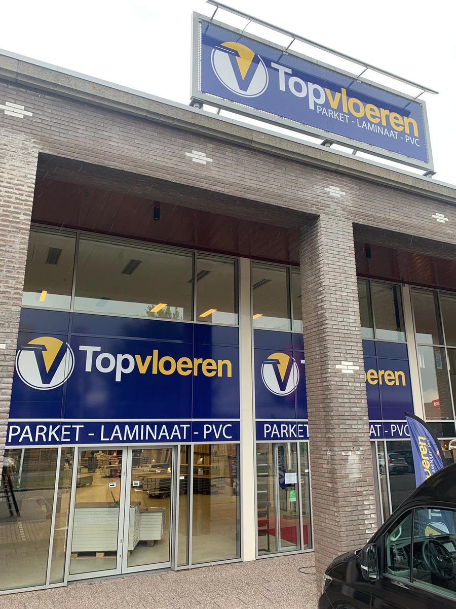 Bij de #Veenendaalse vestiging van #TopVloeren hebben wij een #gevelbelettering aangebracht. Ook plaatsten we een #gevelbord dat aangelicht wordt met een LED #lichtkoof, zodat het bedrijf van heinde en verre zichtbaar is. Ook uw #zichtbaarheid vergroten? gevelreclame.nl