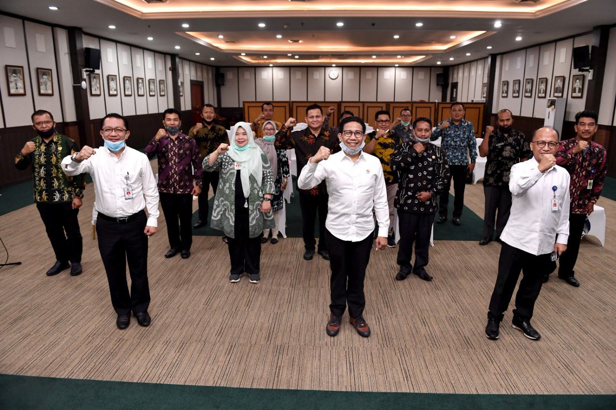 taufikmadjid71's tweet photo. Menteri Desa, PDTT Abdul Halim Iskandar didampingi Sekjen Kemendes PDTT Anwar Sanusi dan Dirjen PPMD Taufik Madjid berdialog dengaan 30 orang perwakilan dari Kadis Provinsi, Kadis Kabupaten, Kepala Desa, pengurus APDESI di Kantor Kemendes PDTT, Jakarta, Senin (20/7/2020). https://t.co/eWa4TIln90