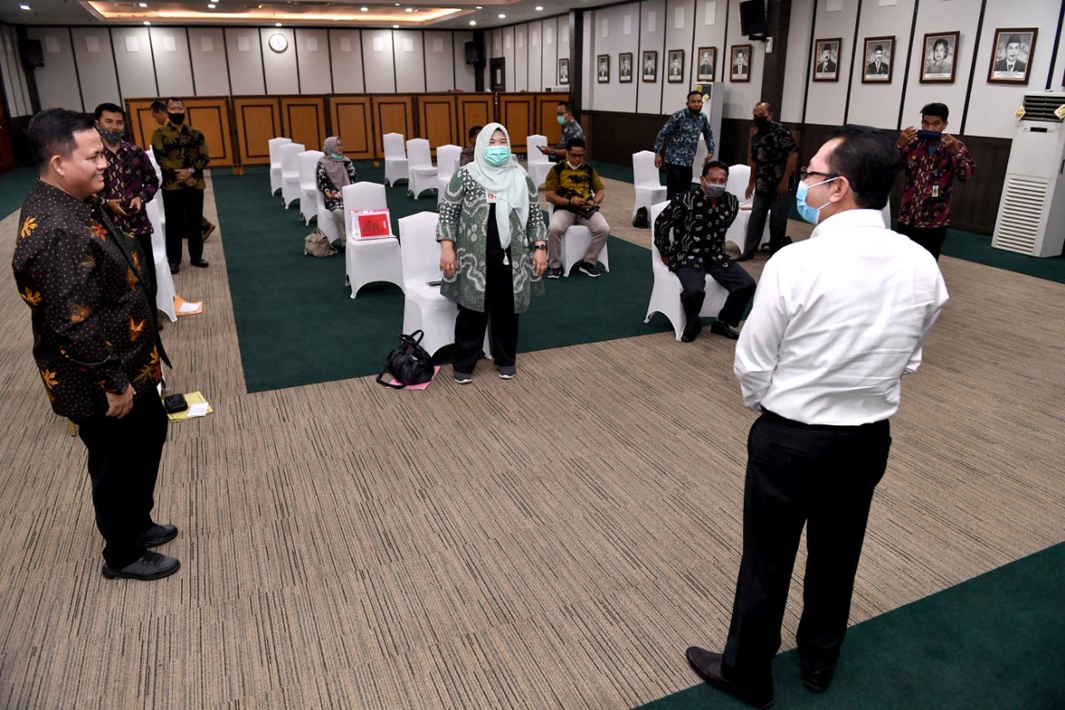 taufikmadjid71's tweet photo. Menteri Desa, PDTT Abdul Halim Iskandar didampingi Sekjen Kemendes PDTT Anwar Sanusi dan Dirjen PPMD Taufik Madjid berdialog dengaan 30 orang perwakilan dari Kadis Provinsi, Kadis Kabupaten, Kepala Desa, pengurus APDESI di Kantor Kemendes PDTT, Jakarta, Senin (20/7/2020). https://t.co/eWa4TIln90