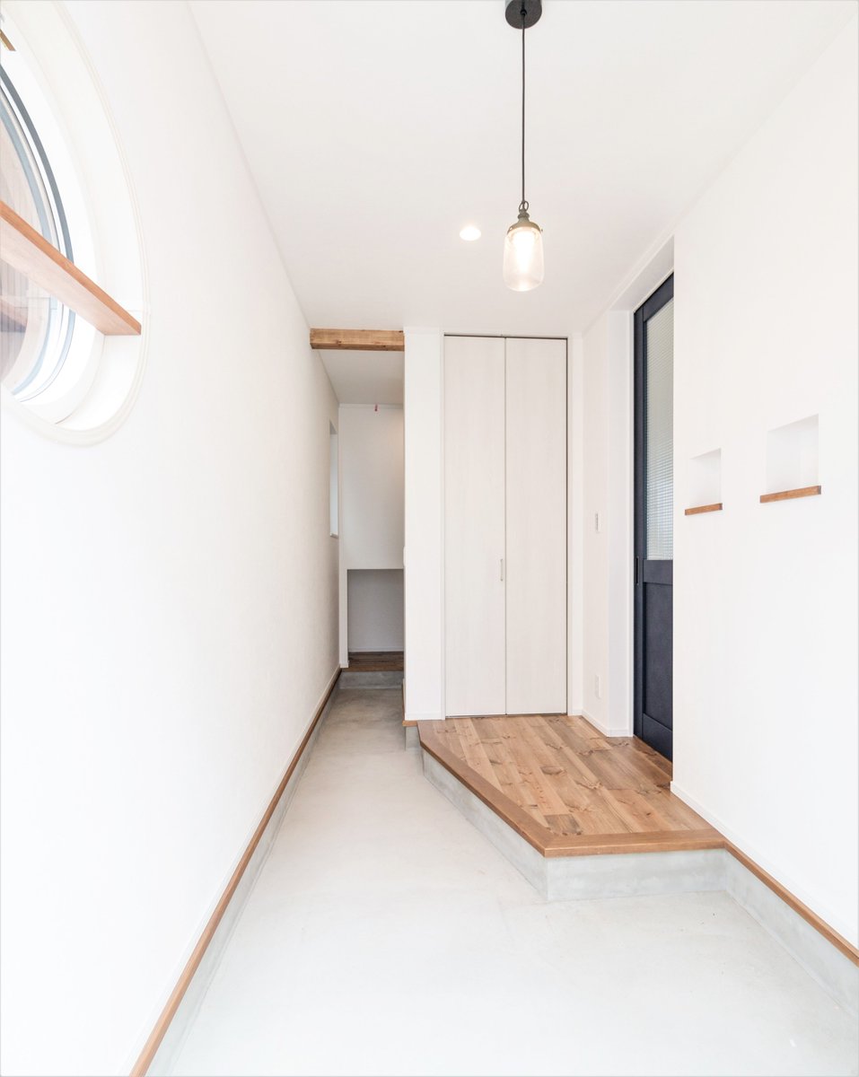 ジャストの家 Na Twitteru モルタル仕上げの土間玄関の建築実例です 奥は土間 収納スペースになっています 丸窓やニッチがアクセントになったシンプルな玄関インテリアが素敵です デザイン住宅 注文住宅 家づくり 一戸建て リフォーム リノベーション