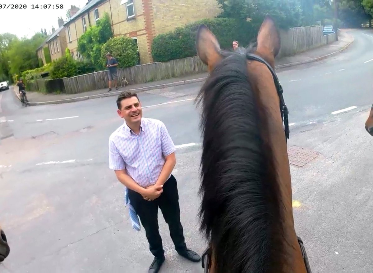 littledave72's tweet photo. “Posing with Pascky”... apparently he’s nervous around horses 🤔 no need to be afraid my man I’m #trainedtoprotect #cityboycountrylife #superbpub #coton #cambridge @PasckyBenedetto @LauseyB @Theploughcoton #phlittledave #retired #policehorsesoftwitter https://t.co/DxEjQskkBx