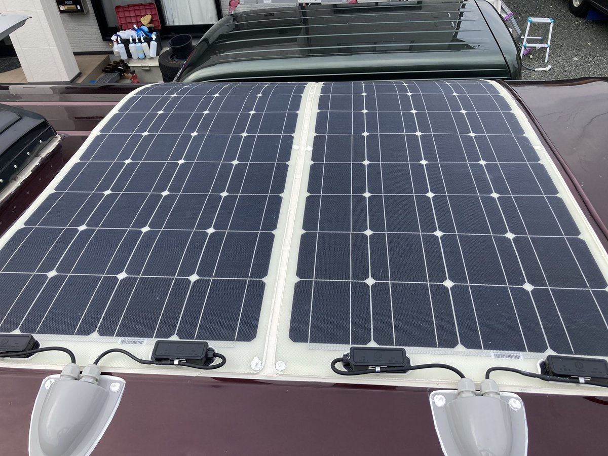 Stw コースターにソーラーパネル取付です 100w 3枚 配線取込の防水もバッチリ W これから室内側配線進めます W キャンピングカー ソーラーパネル ソーラーシステム