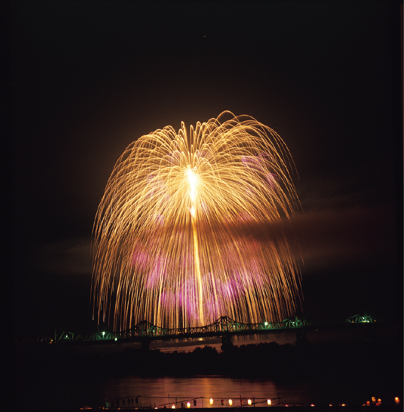 Twitter এ 長岡花火 長岡花火財団 長岡花火今昔 解説 8 3の花火大会が大雨により延期 大手通りに白いハトが飛び立ち パレードが始まる 長岡駅に新幹線の高架橋らしきものが 昼行事のイベントとして 県内各地の太鼓競演が行われた 8 2には三尺