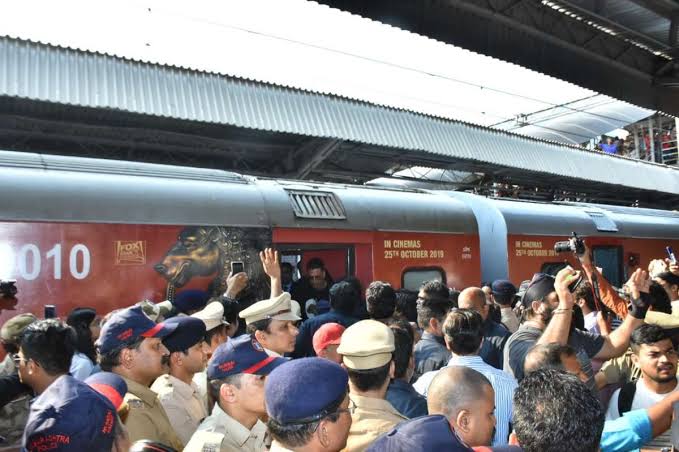Deepshikha_Akki's tweet photo. Promotion on its Heights!! 
The First Ever #PromotionOnWheels By #Housefull4 Team.
Travelled from #Mumbai to #NewDelhi the #Housefull4Express Attracted many eyeballs😍 !! 

@NGEMovies
@foxstarhindi
@StarGoldIndia https://t.co/SFxUP1kZh1