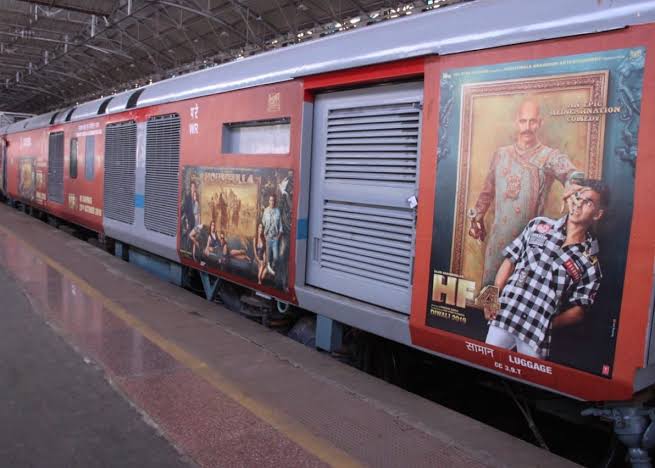 Deepshikha_Akki's tweet photo. Promotion on its Heights!! 
The First Ever #PromotionOnWheels By #Housefull4 Team.
Travelled from #Mumbai to #NewDelhi the #Housefull4Express Attracted many eyeballs😍 !! 

@NGEMovies
@foxstarhindi
@StarGoldIndia https://t.co/SFxUP1kZh1