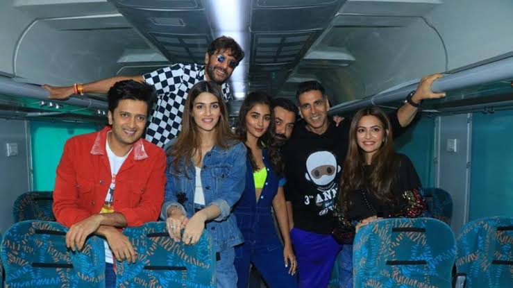 Deepshikha_Akki's tweet photo. Promotion on its Heights!! 
The First Ever #PromotionOnWheels By #Housefull4 Team.
Travelled from #Mumbai to #NewDelhi the #Housefull4Express Attracted many eyeballs😍 !! 

@NGEMovies
@foxstarhindi
@StarGoldIndia https://t.co/SFxUP1kZh1