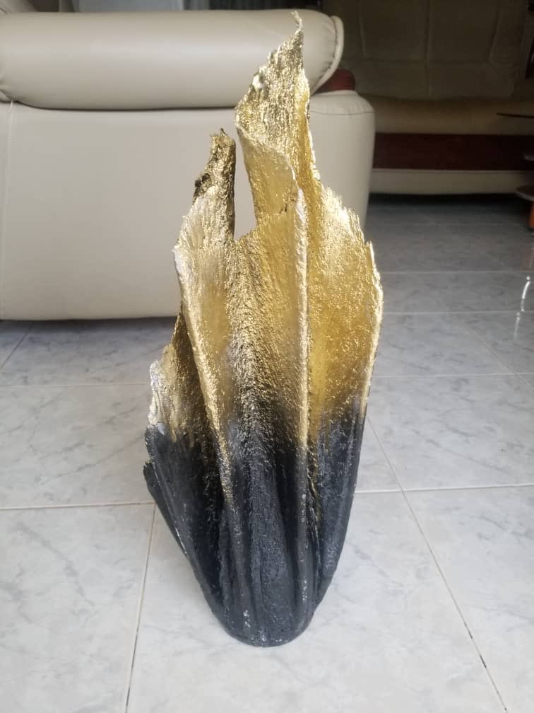 DouglasLwangaUg's tweet photo. This young girl (Percy) rchd out 2me &amp; asked i share her hustle on my TL. Shes a S.6 Stdnt &amp; durin the lockdown shes bin kipin herslf bizy by makin flower vessels usin knowledge she acquired in 2019 “kisaakate”. Here is her work &amp; shes new on twitter. Supprt Her🙏🏻

@percy_trust https://t.co/UnbZlClM34