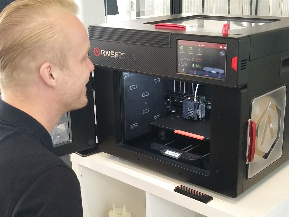 MakerPoint's tweet photo. Support Engineer Maarten Kok inspecteert het #MeshBedLeveling systeem van de @Raise3D E2 #3Dprinter. So far so good! Wist je dat #BedLeveling (het recht en op de juiste afstand zetten van de build plate) cruciaal is voor betrouwbaar printen? https://t.co/10Tjr1bvJs