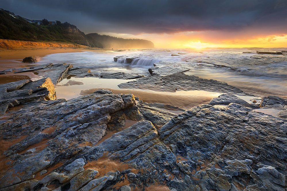 Colourful skies and big swells revealing some nice rock formations on Sydney’s #Northern_Beaches this last week 🌊