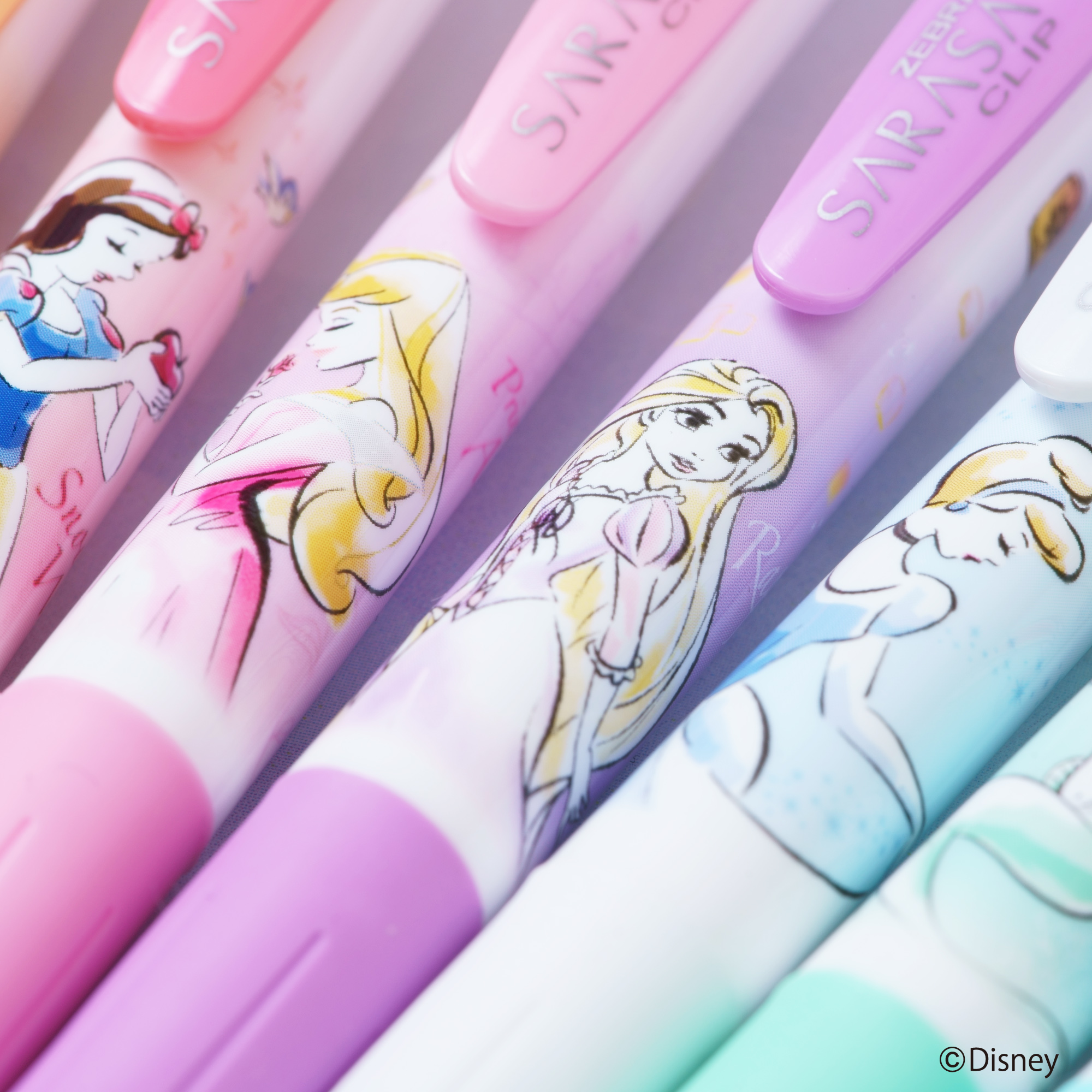 ゼブラ 大人気の サラサクリップ から ディズニープリンセス が数量限定で登場 手書き風のイラストがシンプルで落ち着いた大人なデザインなので普段使いもできる1本です インク色は人気のミルクカラー 濃い色の紙にも映えるのでメッセージカードや