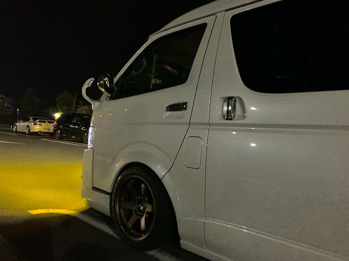 G_cbx400f's tweet photo. バットフェイスつけたァ~
カッチェ~🥴
#ハイエースワイド
#essex
#バットフェイス
#te37sb https://t.co/zuoS9jY0Hq