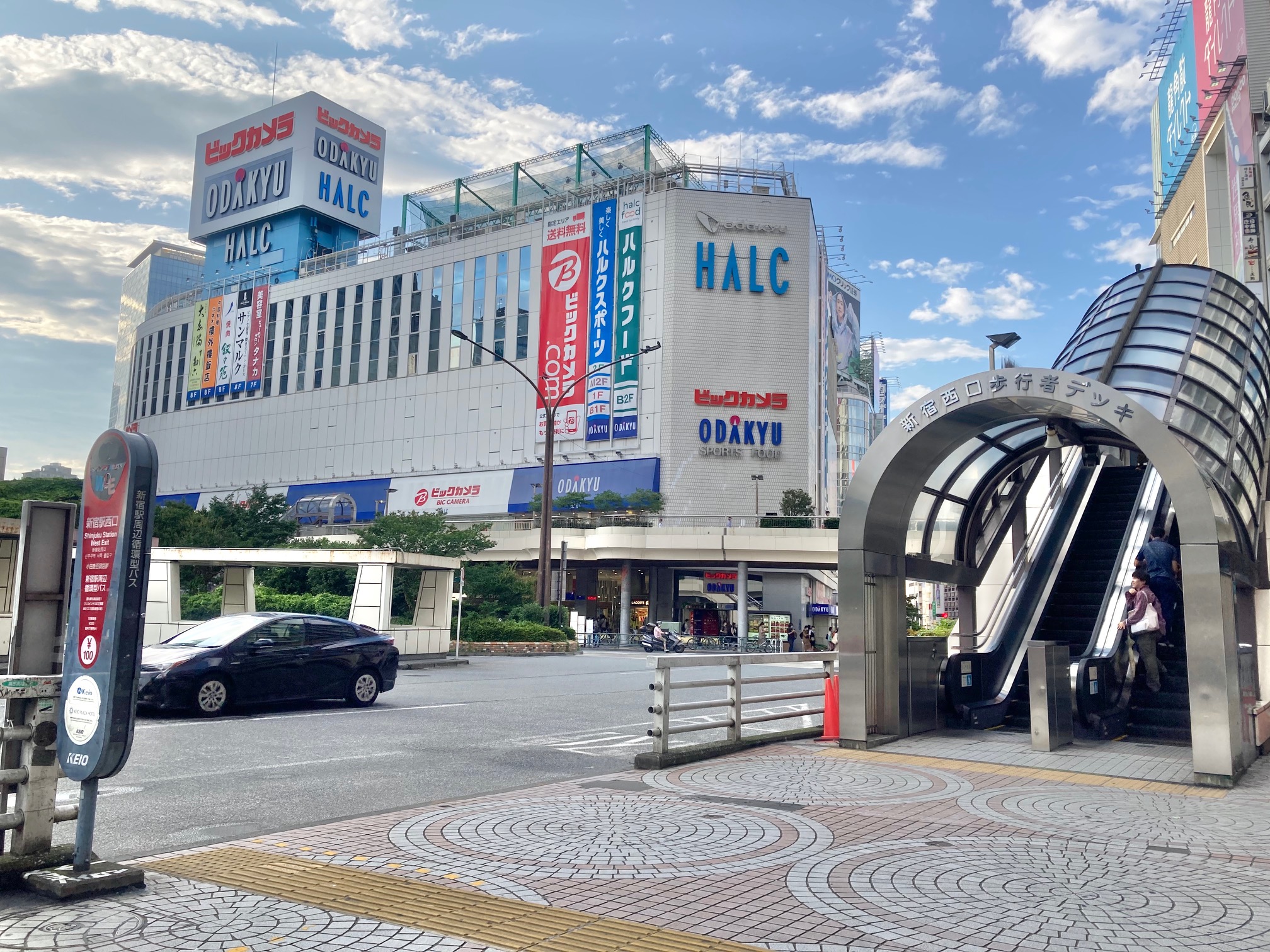 アニメイト新宿ハルク 短縮営業中 10 00 00 アニメイト新宿ハルク 営業時間ご案内 当店は 21 00まで の営業となっております 時以降は2fビックカメラ側の入口をご利用ください 新宿駅西口広場歩行者デッキ カリヨン橋 直結 地下
