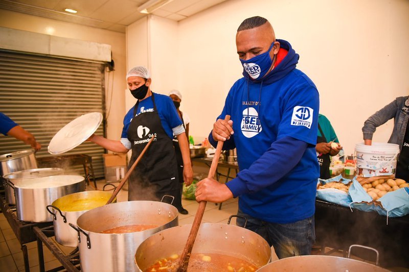 PromoteComm's tweet image. #MandelaDayMoments

These are some of many touching #MandelaDay2020 Day moments captured by the media over the weekend. #67Minutes 
#actionagainstpoverty  #NelsonMandelaDay