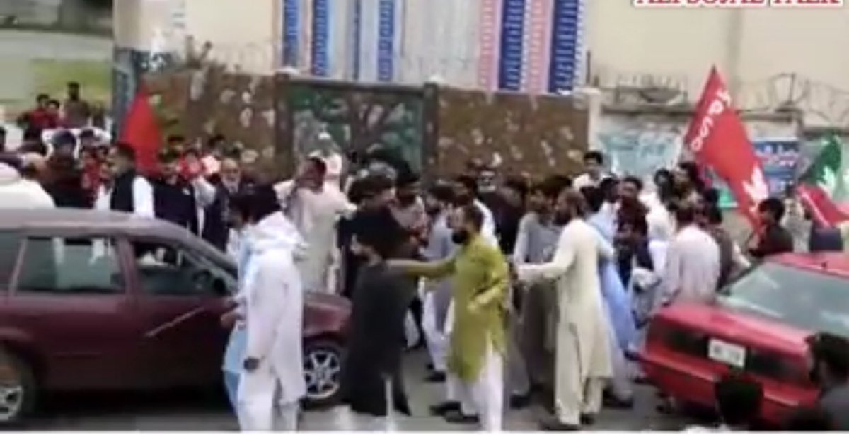 JKPNP3's tweet photo. Rawlakot(Pakistani Administrated Kashmir) #JKPP extremists attacked freedom lovers rally. Freedom lovers were demonstrating against so called resolution of Pakistani accession, act 1974, Karachi pact &amp; Paki terrorism on Jammu Kashmiri waters #StandWithPNA #JKPNP #IndependentJK https://t.co/cwqwYLKVvM