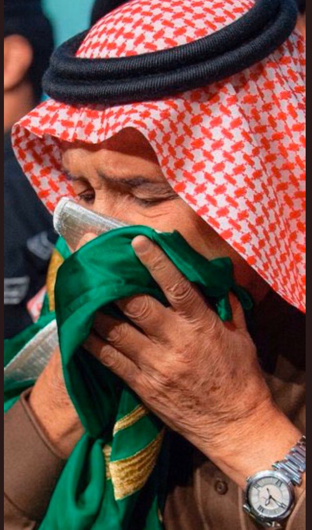 #خادم_الحرمين_الشريفين

ياجعل عينَه ماترى بالزمن مكروه
تهون الامور الباقيه لاسلم راسه